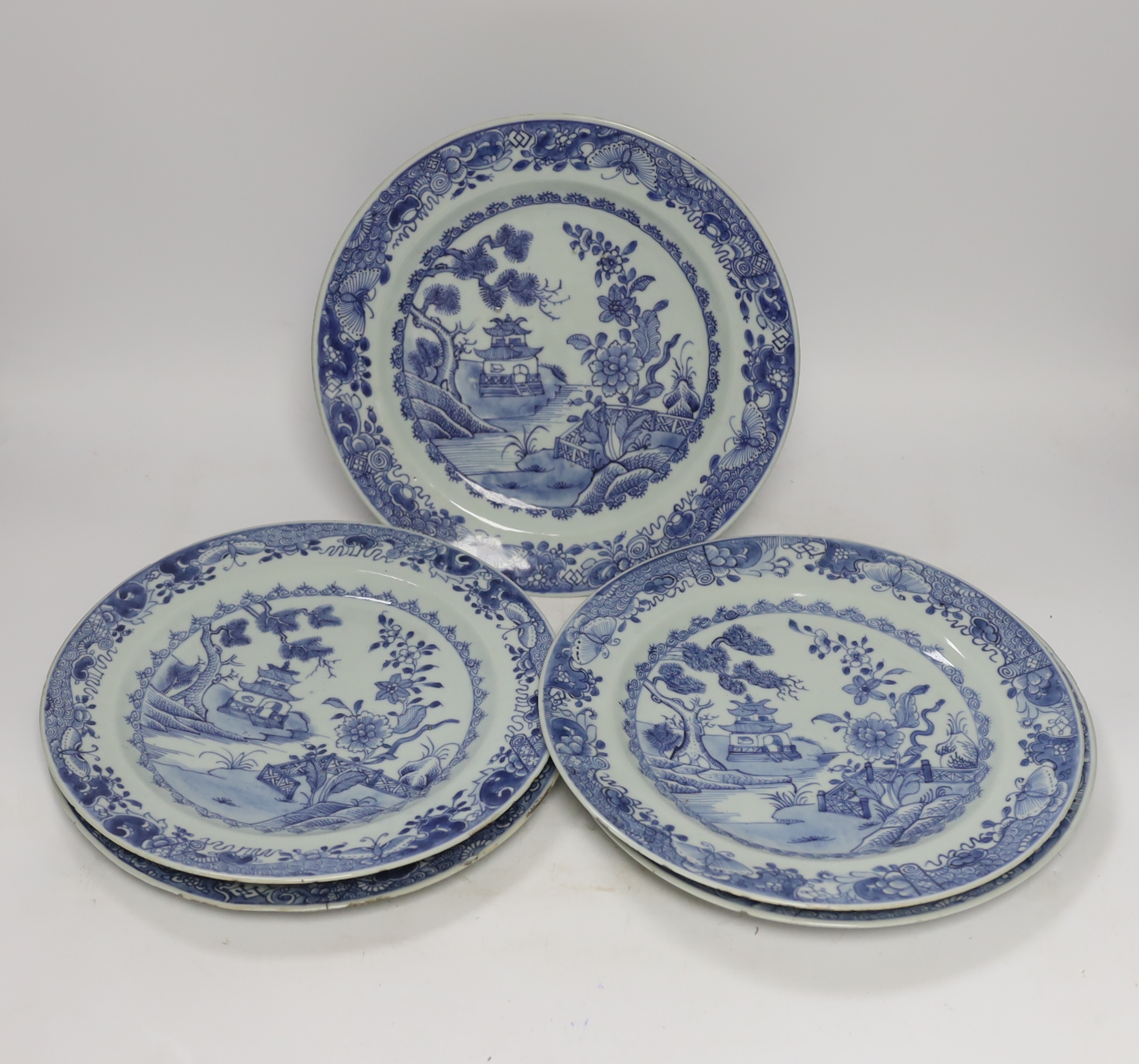 A set of five 18th century Chinese export blue and white plates, 26cm